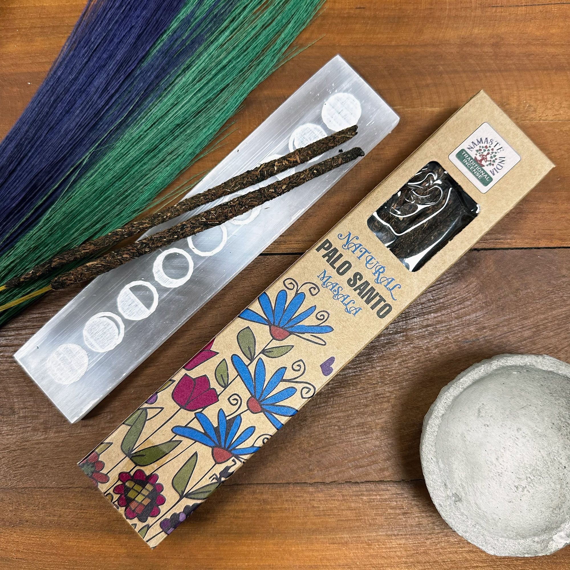 Encens naturel Botanical Masala senteur palo santo avec bâtons artisanaux et packaging sur fond bois