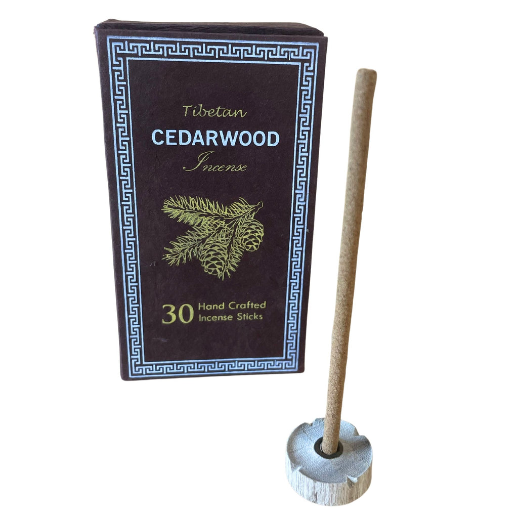 Coffret d’encens tibétain bois de cedre avec 30 bâtons artisanaux et porte-encens en bois sur fond blanc