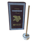 Coffret d’encens tibétain bois de cedre avec 30 bâtons artisanaux et porte-encens en bois sur fond blanc