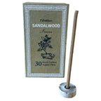 Coffret d’encens tibétain bois de santal avec 30 bâtons artisanaux et porte-encens en bois sur fond blanc