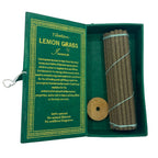 Boîte ouverte d’encens tibétain Lemongrass montrant les bâtons naturels et le porte-encens en bois inclus