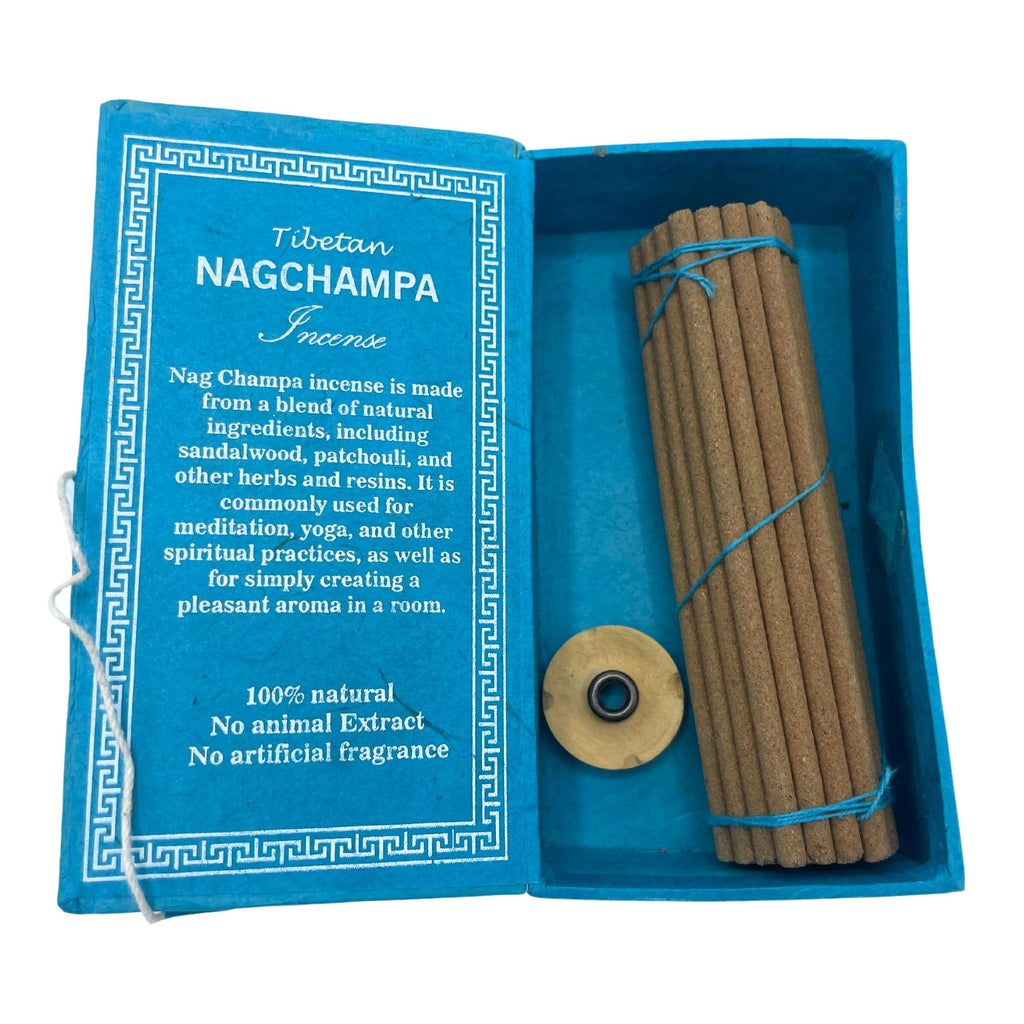 Boîte ouverte d’encens tibétain nag champa montrant les bâtons naturels et le porte-encens en bois inclus