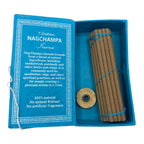 Boîte ouverte d’encens tibétain nag champa montrant les bâtons naturels et le porte-encens en bois inclus