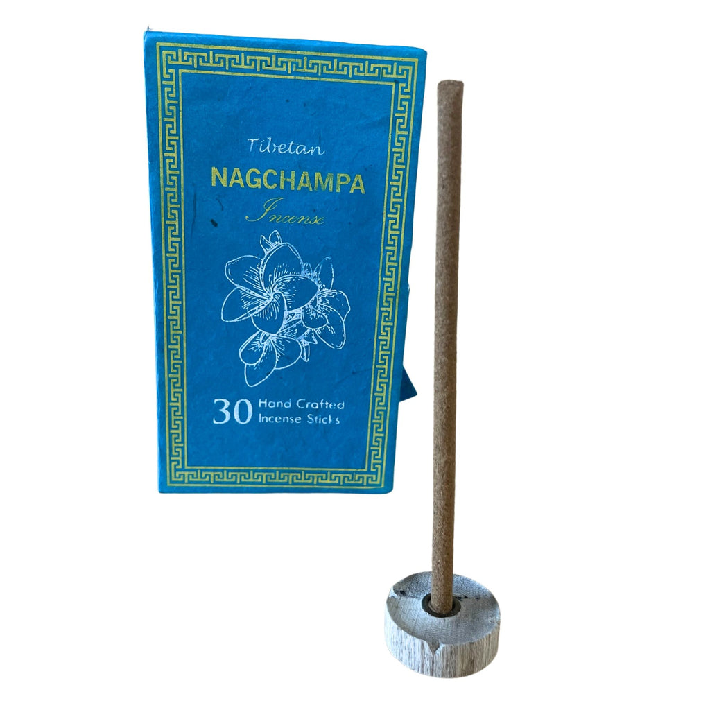 Coffret d’encens tibétain nag champa avec 30 bâtons artisanaux et porte-encens en bois sur fond blanc
