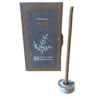 Coffret d’encens tibétain oliban avec 30 bâtons artisanaux et porte-encens en bois sur fond blanc