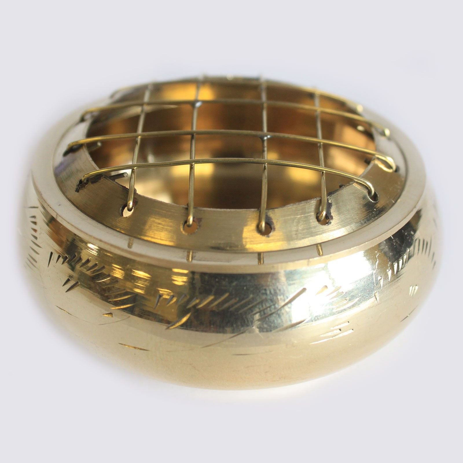encensoir en laiton avec grille métallique pour brûler charbon et résines utilisé pour rituels de purification et méditation