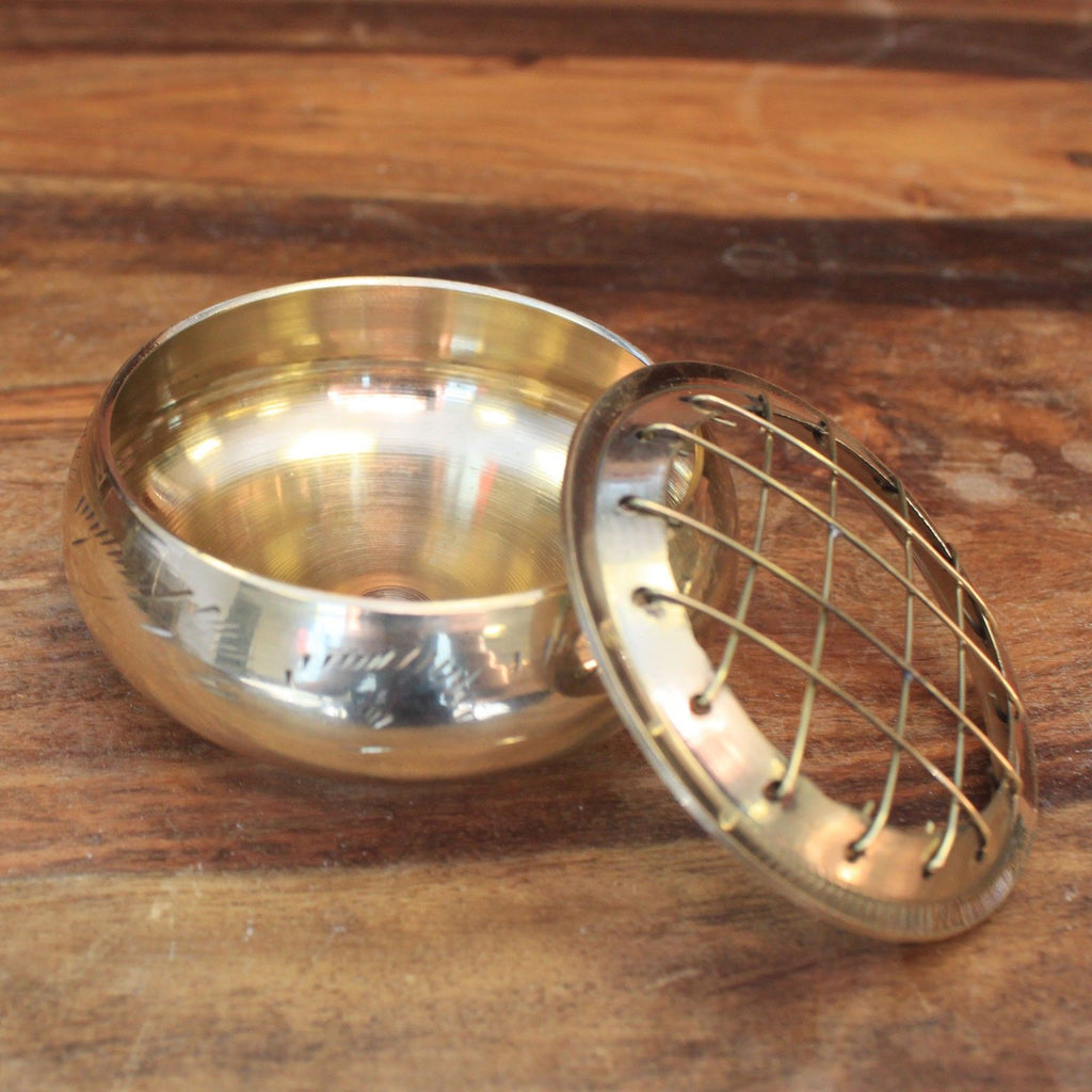 encensoir en laiton ouvert avec grille métallique pour brûler charbon et encens en grains