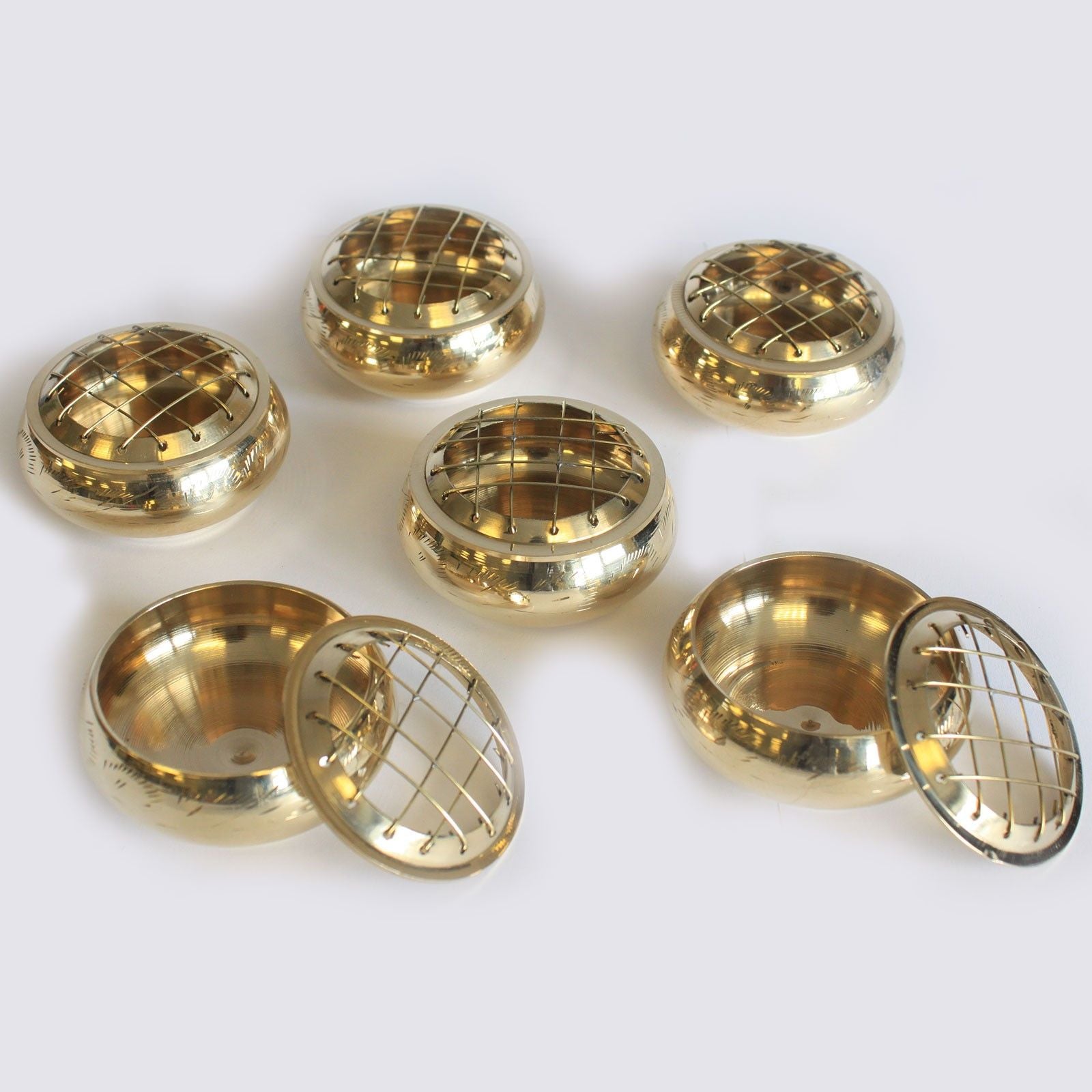 plusieurs encensoirs en laiton avec grille alignés montrant leur finition artisanale et leur design traditionnel