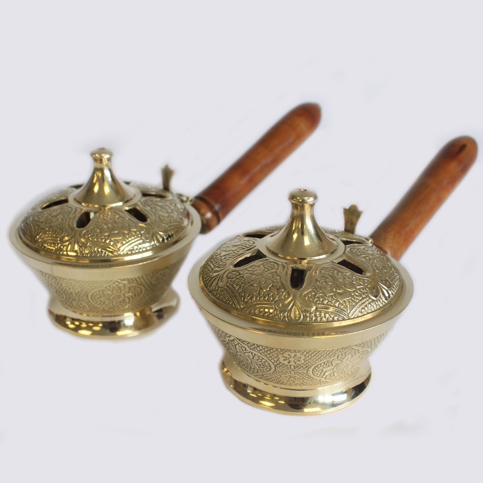 deux encensoirs en laiton avec manche en bois utilisés pour brûler résines et encens