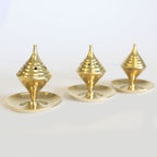 trois mini encensoirs en laiton posés côte à côte illustrant leur design traditionnel