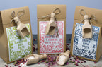 Trois sels de bain 500g Himalaya, rose ylang ylang et epsom alignés avec cuillères en bois et ambiance bien-être