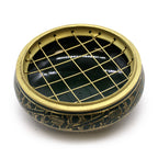 Détail du brûleur d’encens vert en laiton avec grille or pour charbon, chakra coeur, vue du dessus