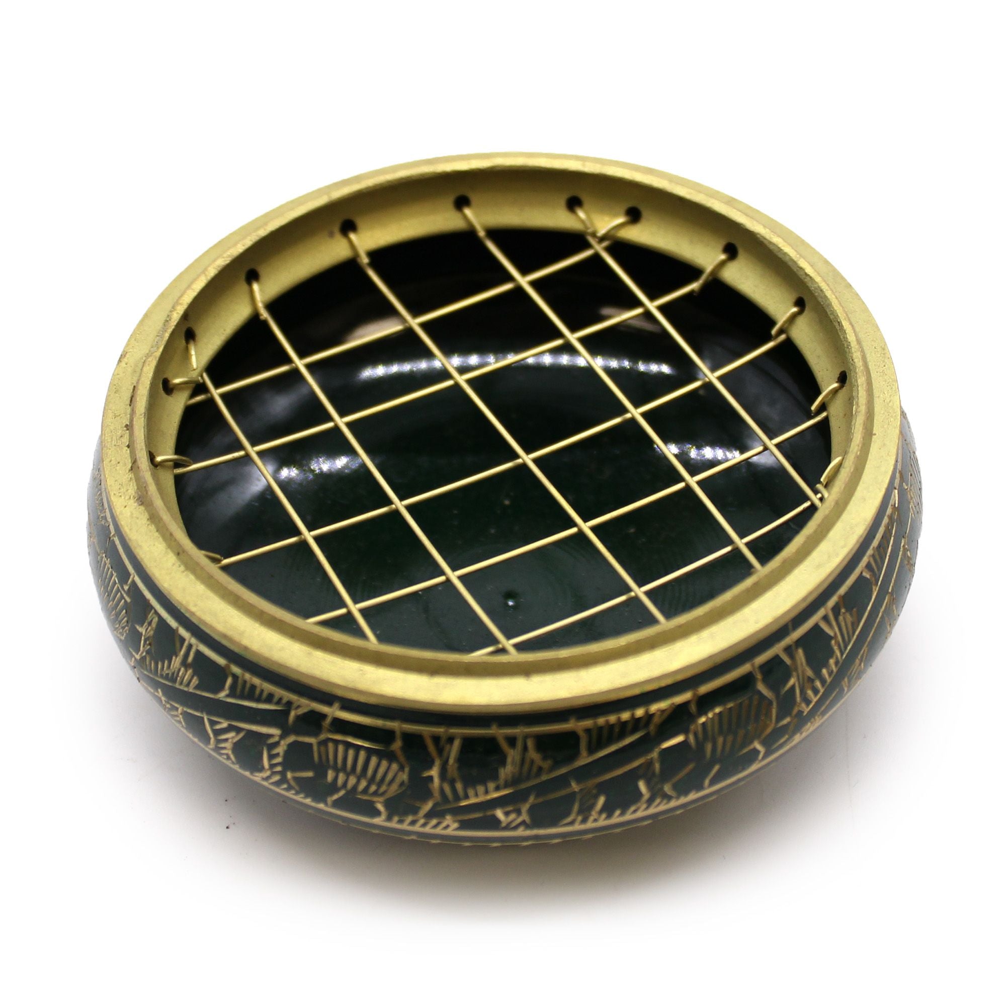 Détail du brûleur d’encens vert en laiton avec grille or pour charbon, chakra coeur, vue du dessus