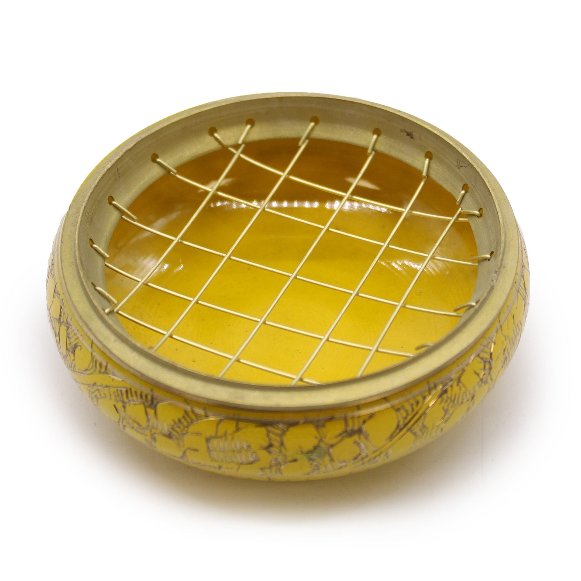 Détail du brûleur d’encens jaune en laiton avec grille or pour charbon, chakra plexus solaire, vue du dessus
