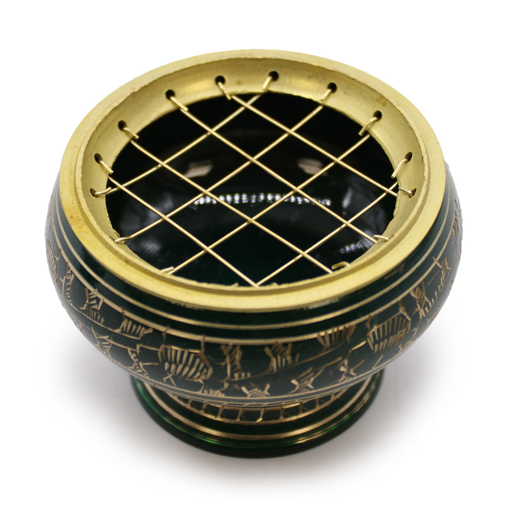 Détail du brûleur d’encens vert en laiton avec grille or pour charbon, chakra coeur, vue du dessus