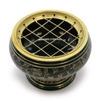 Détail du brûleur d’encens vert en laiton avec grille or pour charbon, chakra coeur, vue du dessus