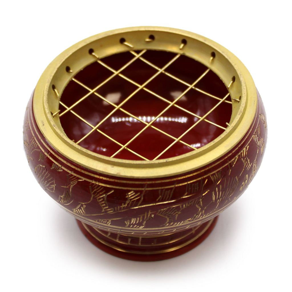 Détail du brûleur d’encens rouge en laiton avec grille or pour charbon, chakra racine, vue du dessus
