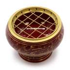 Détail du brûleur d’encens rouge en laiton avec grille or pour charbon, chakra racine, vue du dessus