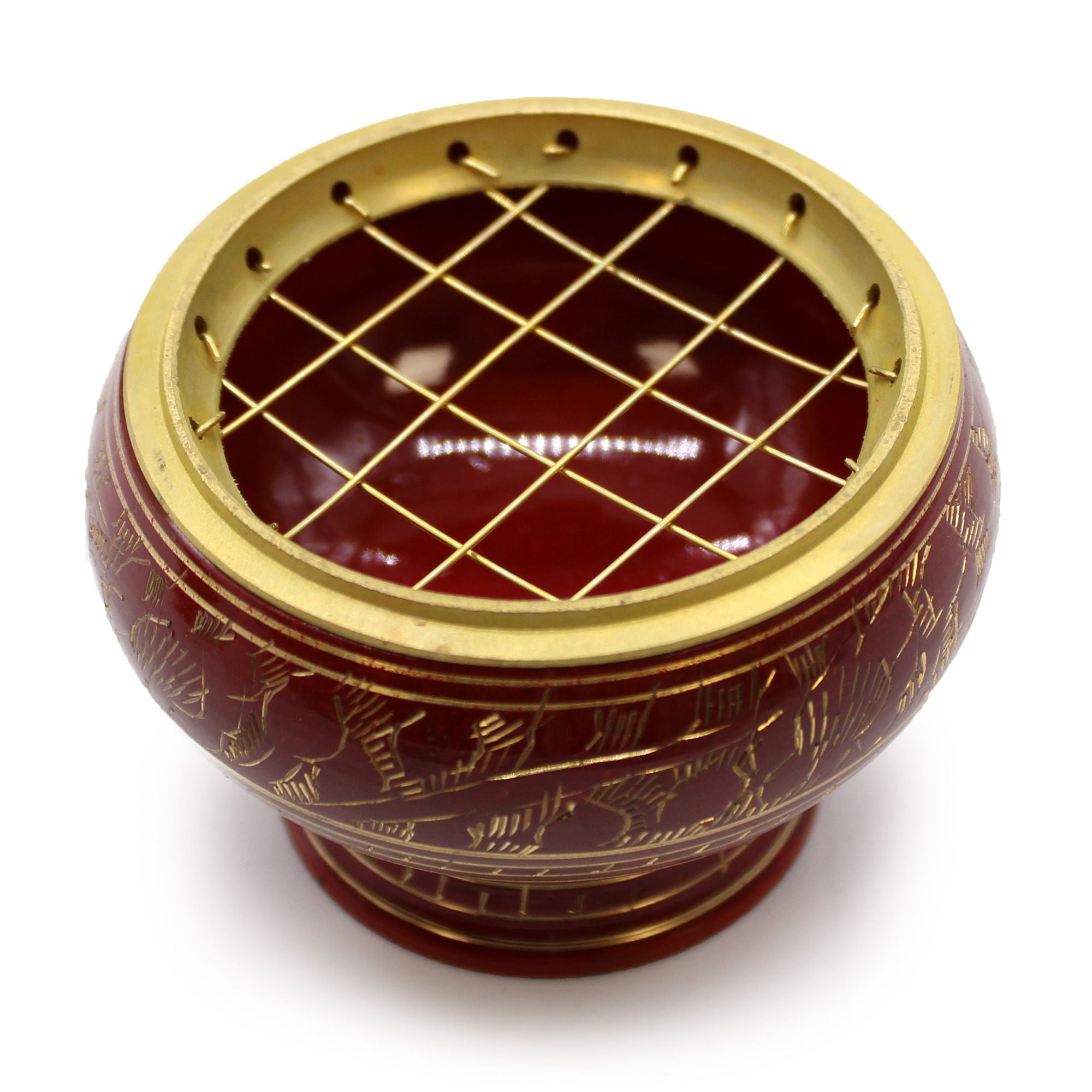 Détail du brûleur d’encens rouge en laiton avec grille or pour charbon, chakra racine, vue du dessus