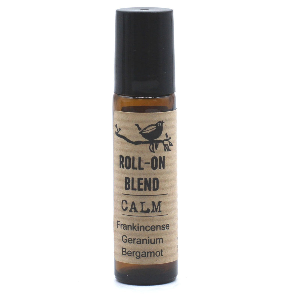Roll-on huiles essentielles calme utilisé pour un rituel de bien-être et relaxation grâce à l’aromathérapie