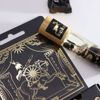 Roll-on Le cavalier aux huiles essentielles et pierre naturelle de tourmaline posé sur son coffret tarot.