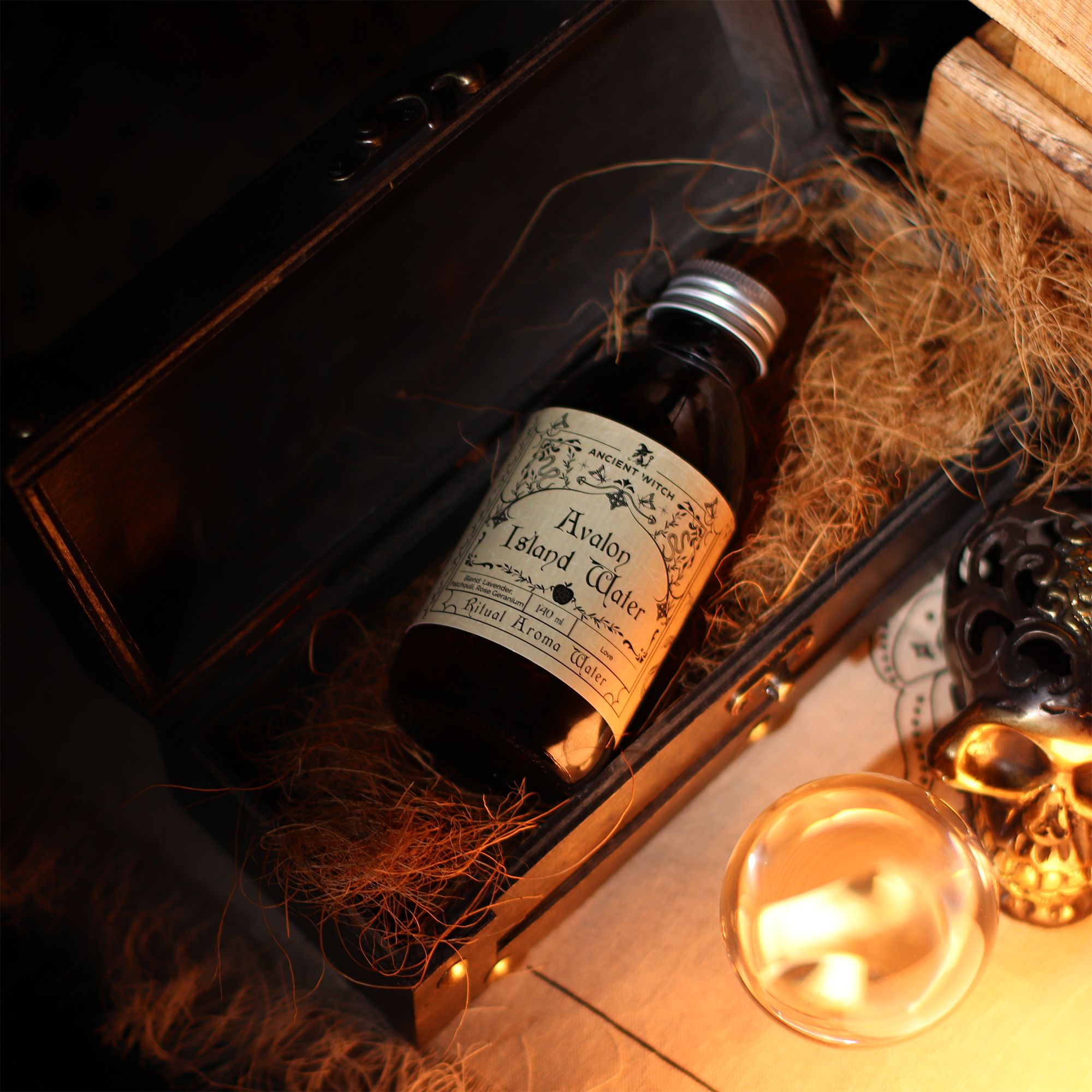 Flacon d’eau rituelle île d'avalon posé dans un coffret avec objets ésotériques, ambiance mystique de rituel spirituel