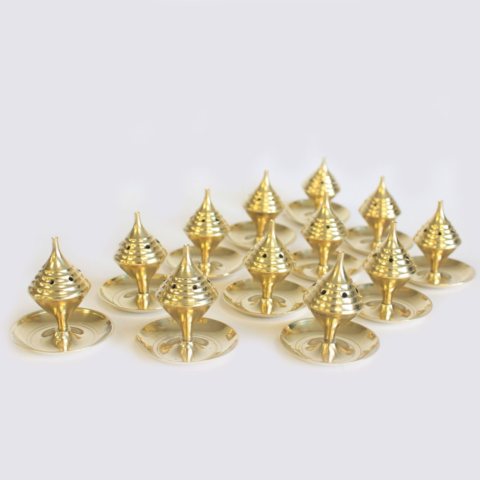 plusieurs mini encensoirs en laiton alignés montrant leur finition dorée et leur fabrication artisanale