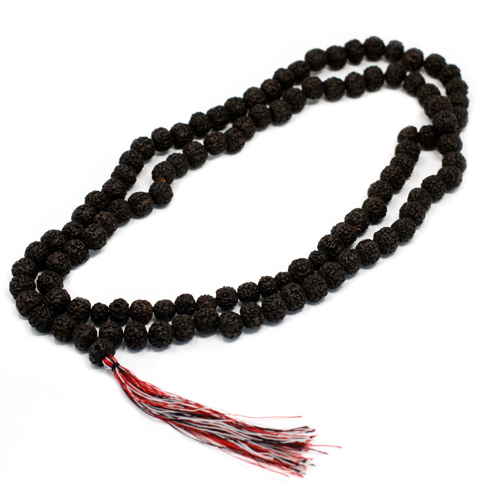 Mala en perles de rudraksha foncé composé de 108 perles avec pompon rouge et blanc, présenté sur fond blanc.