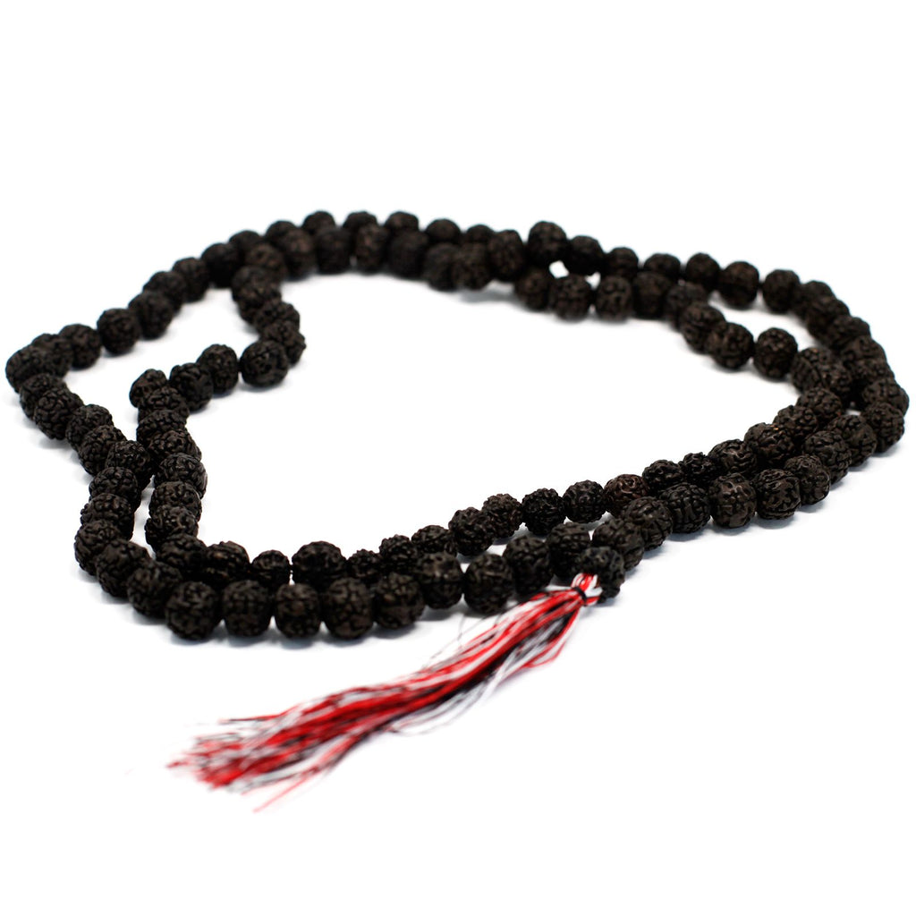 Vue complète d’un mala en rudraksha composé de 108 perles foncé avec pompon rouge et blanc sur fond clair.
