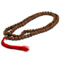 Mala en perles de rudraksha marron composé de 108 perles avec pompon rouge, présenté sur fond blanc.