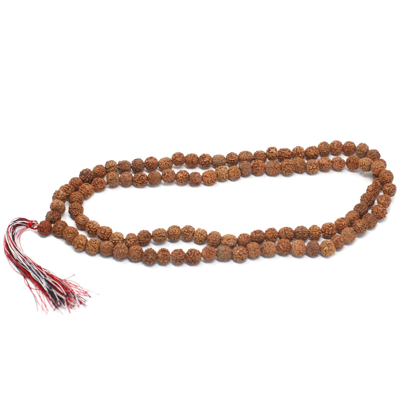 Vue complète d’un mala en rudraksha composé de 108 perles naturelles avec pompon rouge et blanc sur fond clair.