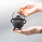 Chaudron rituel en fonte triple lune utilisé lors de pratiques spirituelles liées à l’énergie féminine