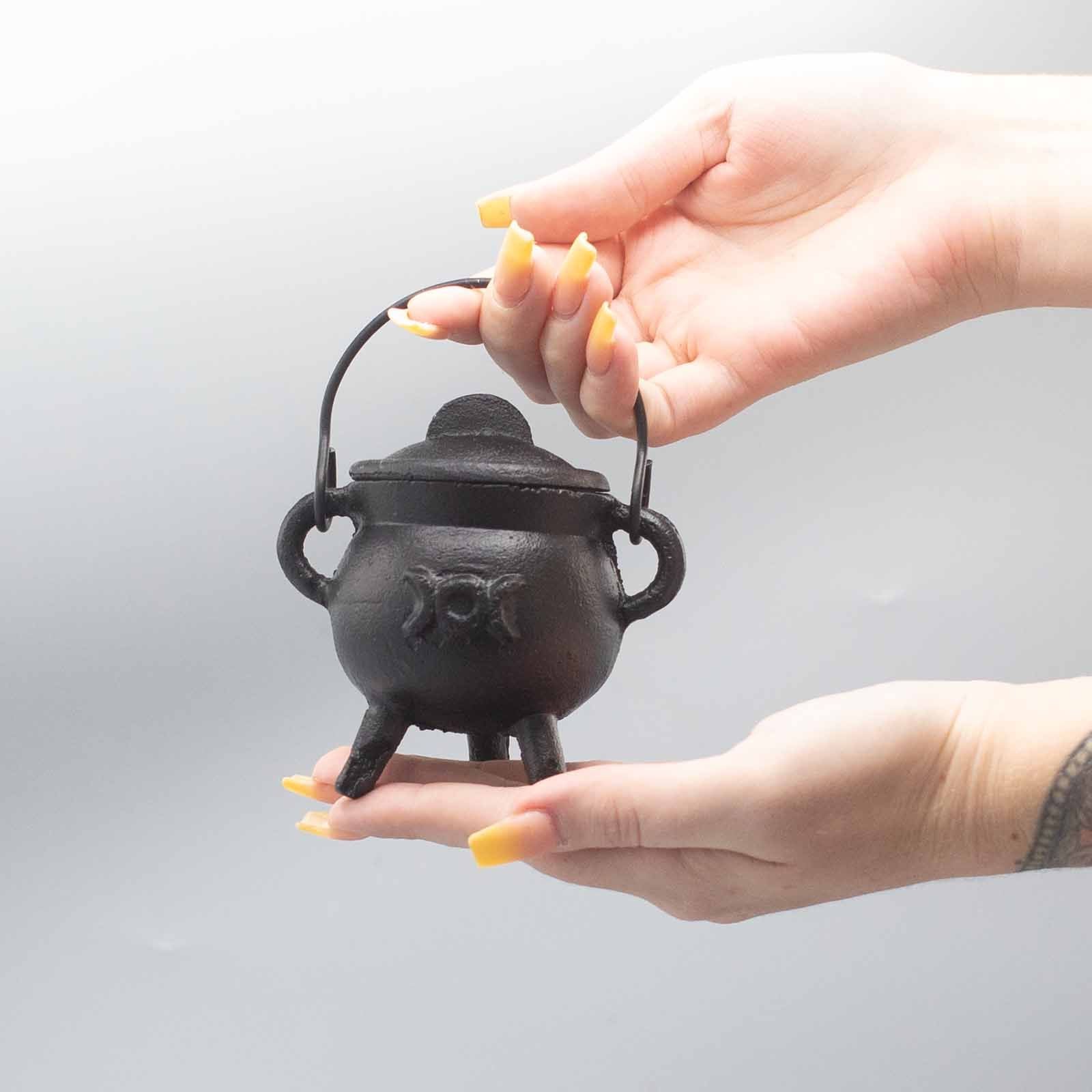 Chaudron rituel en fonte triple lune utilisé lors de pratiques spirituelles liées à l’énergie féminine