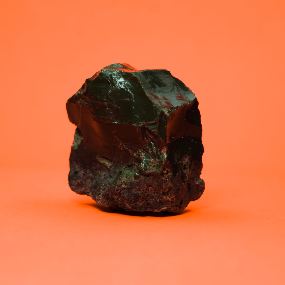 Roche d'obsidienne noire brillante