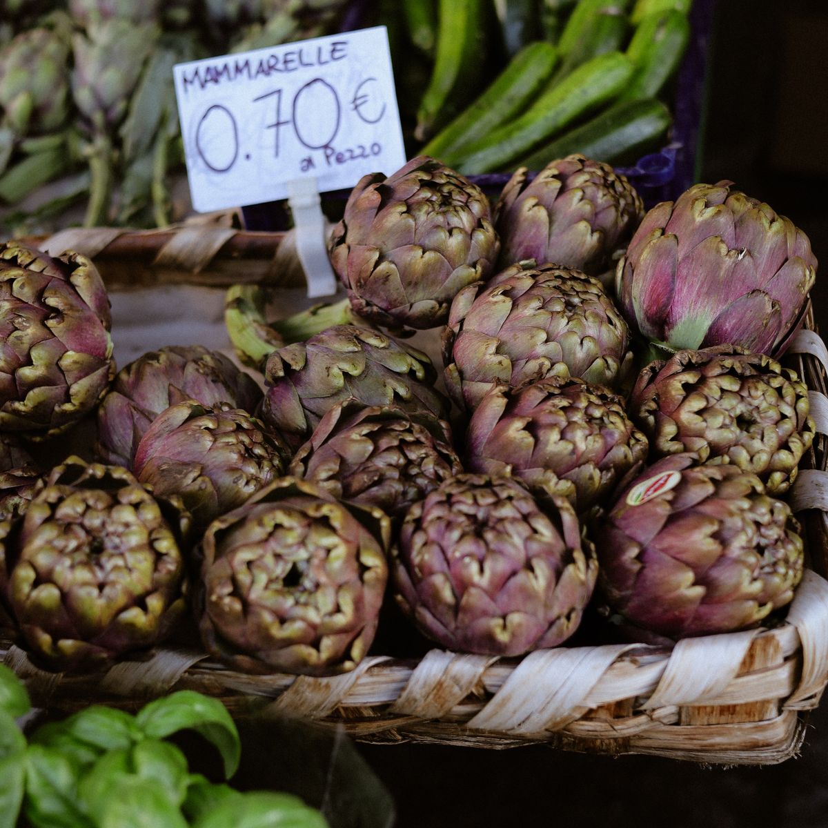 Panier d'artichauts frais au marché
