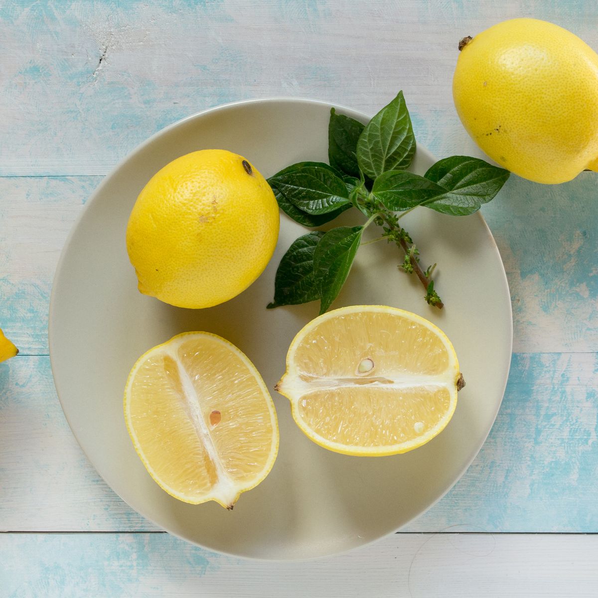 Citron, vue de dessus avec feuilles