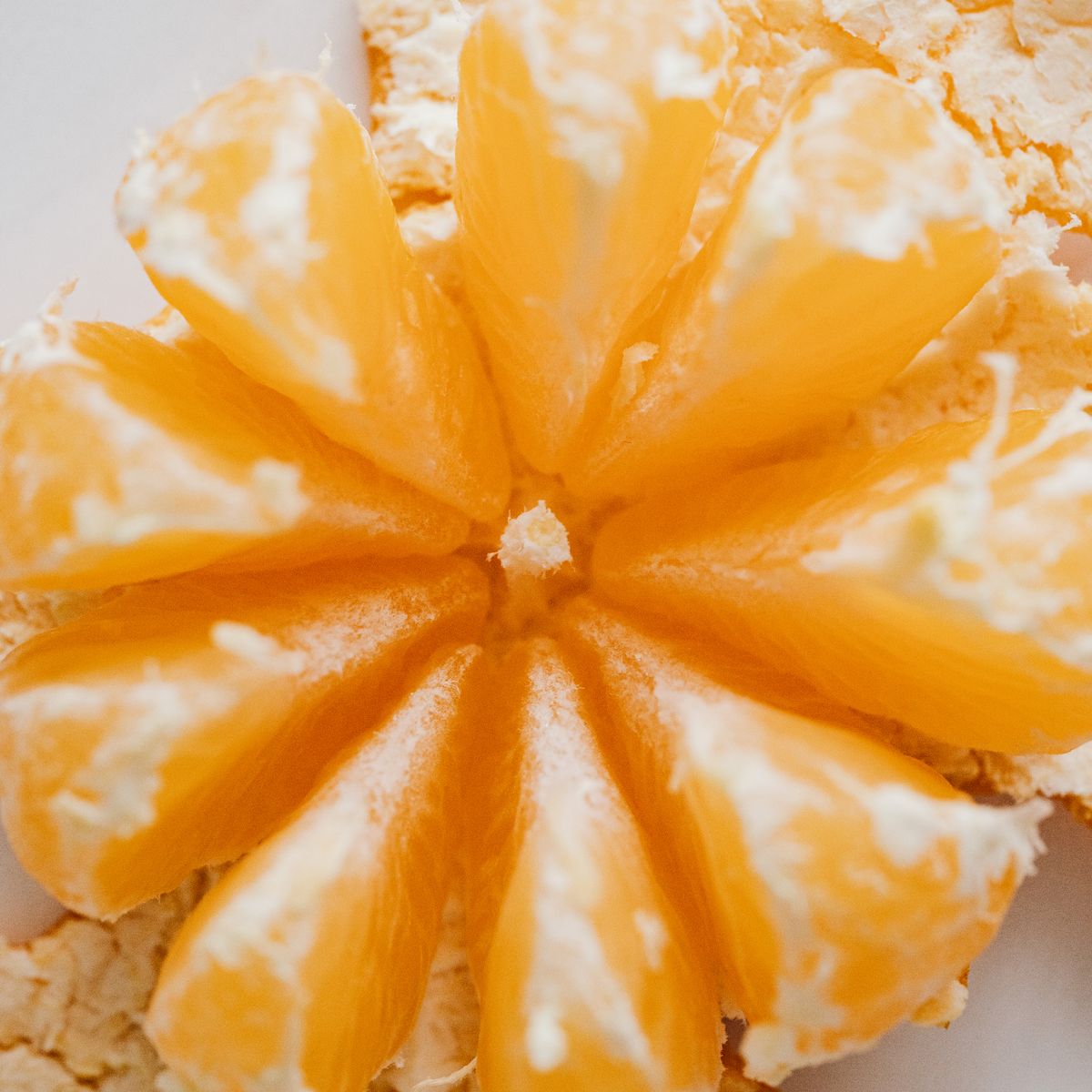 Orange, segments juteux avec zéste