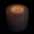 Photophore en selenite avec flamme de bougie creant une ambiance chaleureuse et apaisante