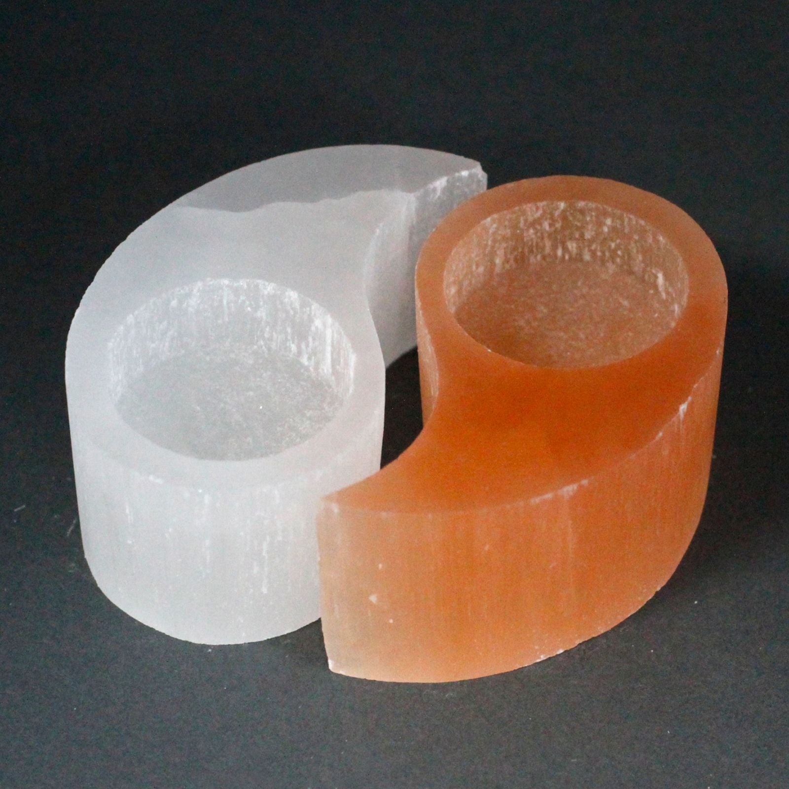 Photophore en selenite yin yang symbole d equilibre avec deux parties complementaires et bougies