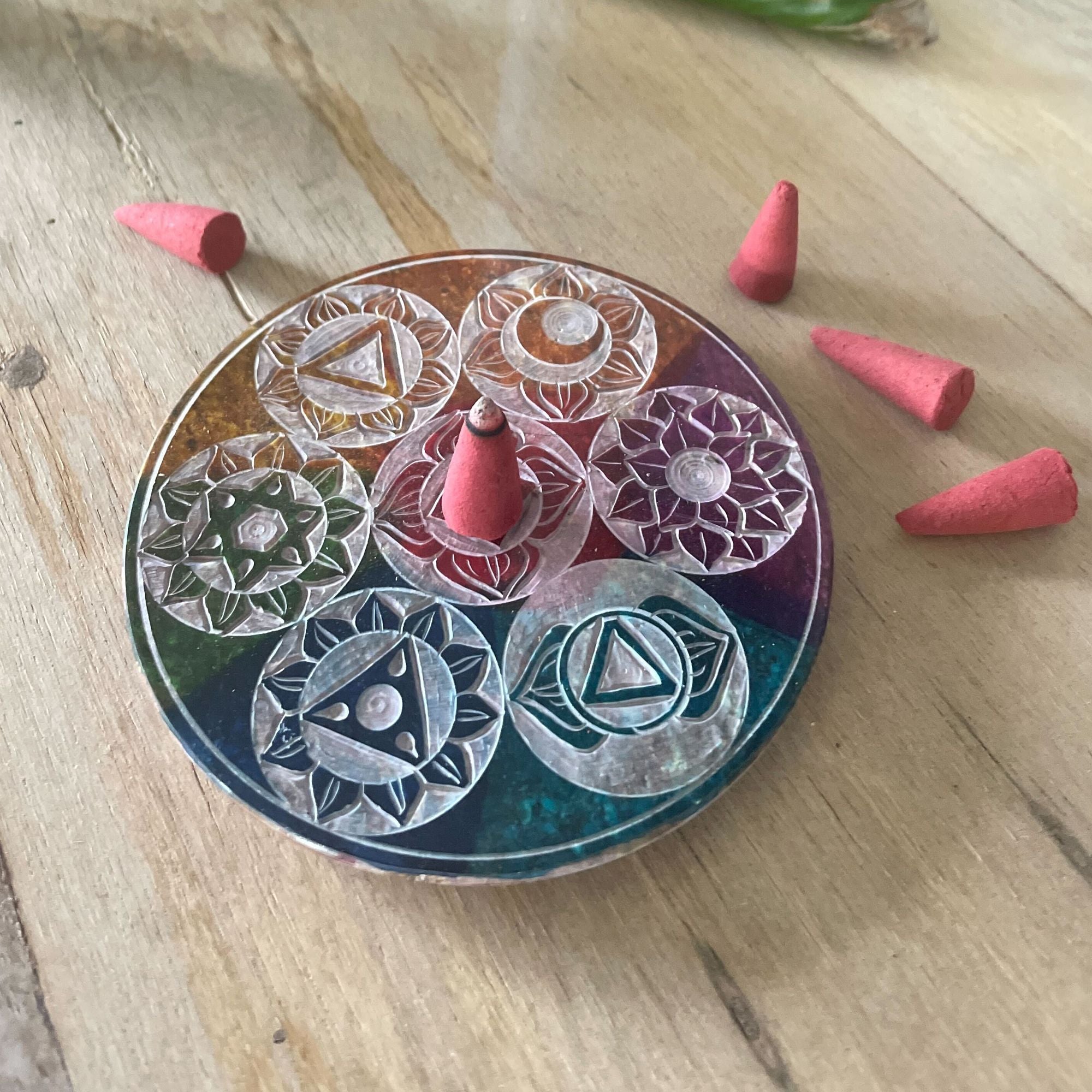 Porte-Encens 7 Chakras en pierre stéatite avec cône d’encens central, idéal pour purification énergétique et ambiance zen.