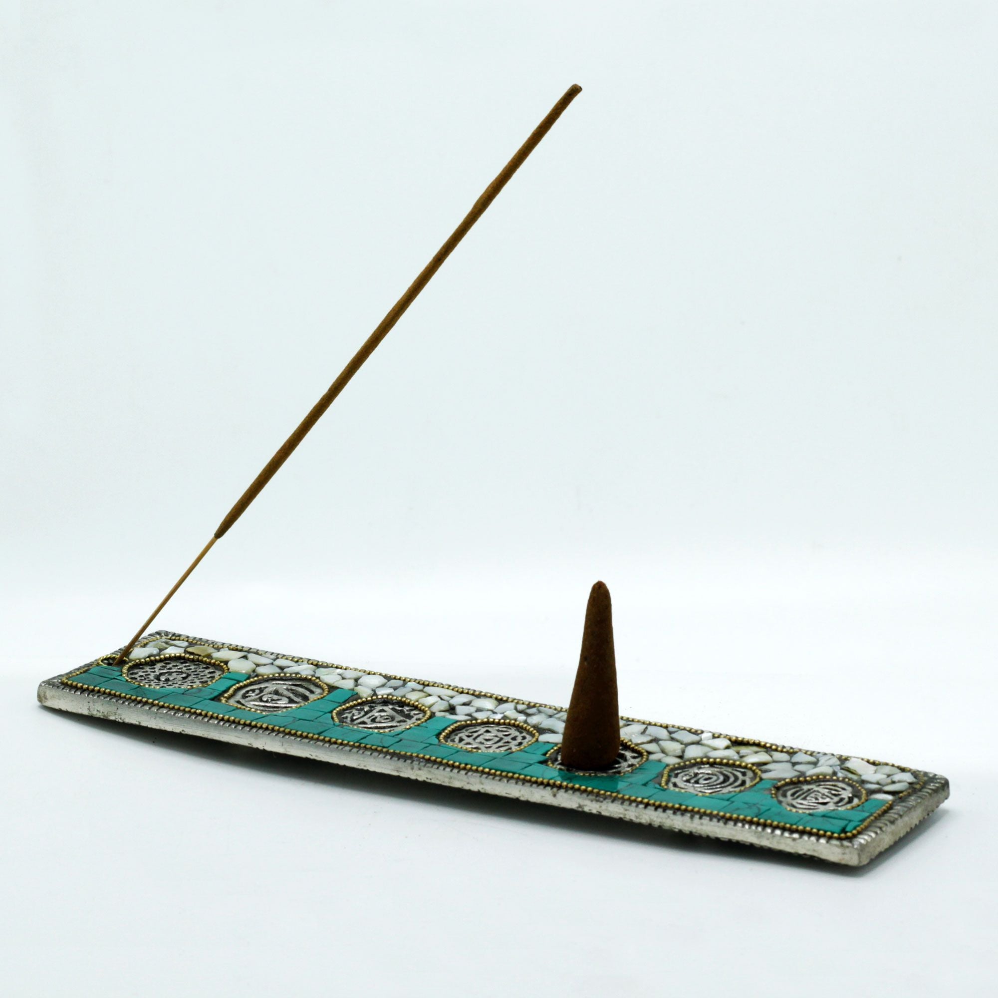 Porte-Encens Tibétain 7 Chakras 23 cm avec bâton et cône d’encens, idéal pour alignement énergétique et pratique de méditation.