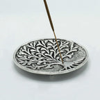 Porte-encens Arbre de Vie en métal avec bâton d’encens allumé, parfait pour méditation, harmonisation énergétique et ambiance apaisante.