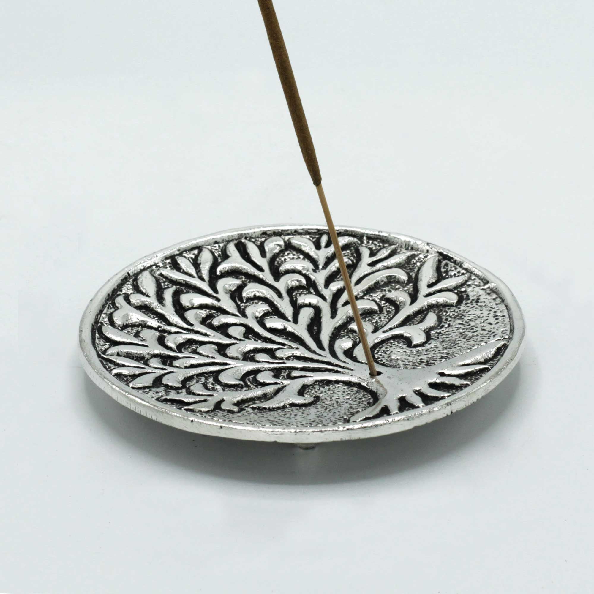 Porte-encens Arbre de Vie en métal avec bâton d’encens allumé, parfait pour méditation, harmonisation énergétique et ambiance apaisante.