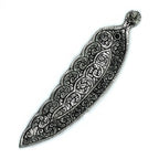 Porte-encens Bouddha long 23 cm en métal gravé, vue de dessus avec motifs détaillés, idéal pour rituel méditation et décoration zen.
