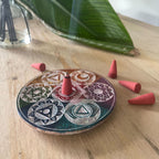 Porte-Encens Soapstone 7 Chakras avec cône d’encens et décor végétal, objet spirituel pour harmonisation et purification.