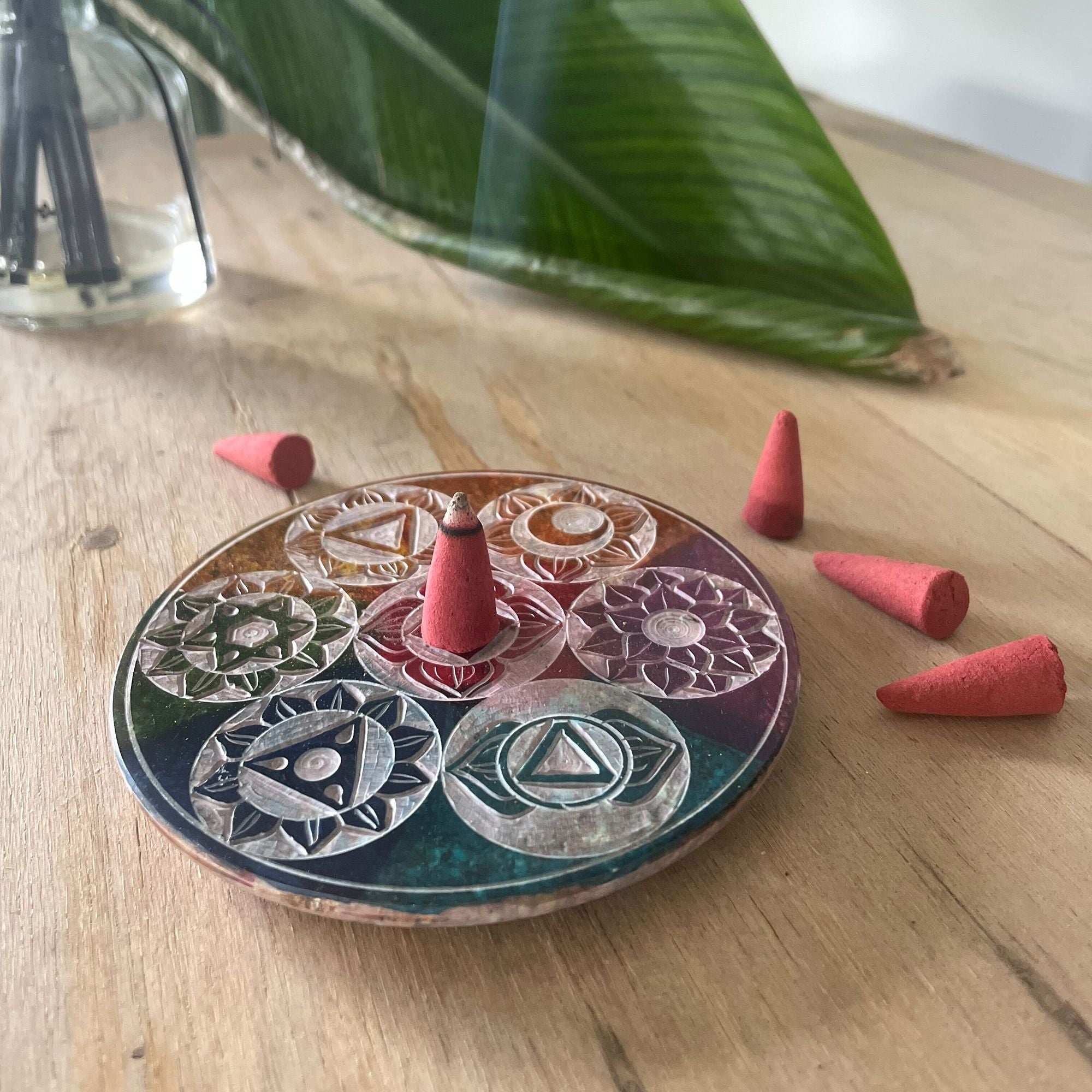 Porte-Encens Soapstone 7 Chakras avec cône d’encens et décor végétal, objet spirituel pour harmonisation et purification.