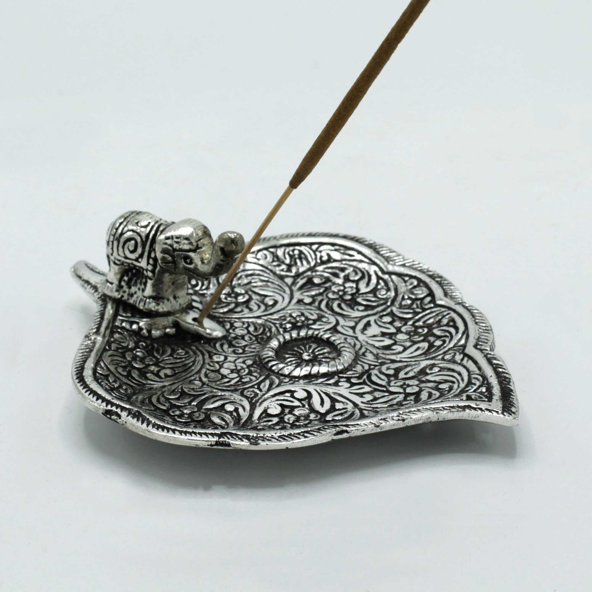 Porte-encens feuille en métal avec éléphant sculpté tenant un bâton d’encens, parfait pour méditation, purification énergétique et espace bien-être.