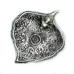 Porte-encens feuille et éléphant 11 cm en métal, vue dessus détaillée, idéal pour rituel de méditation et décoration spirituelle zen.