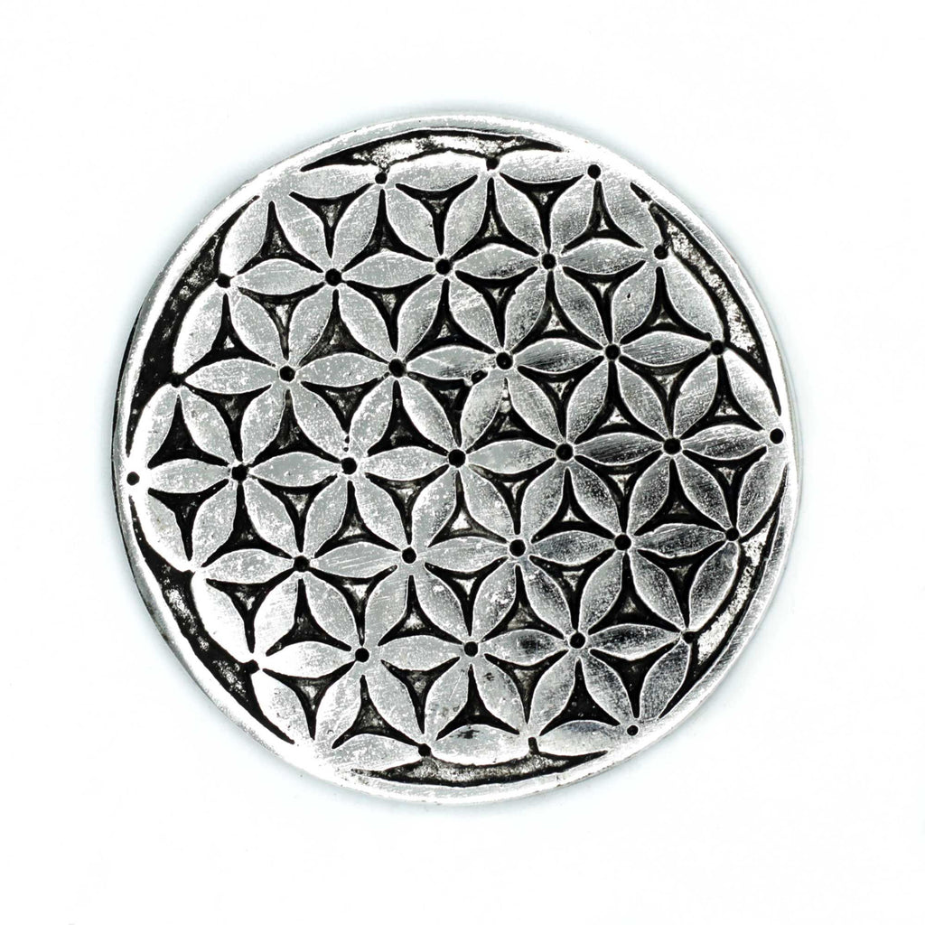 Porte-encens Fleur de Vie rond 11 cm en métal, vue dessus détaillée, idéal pour méditation, harmonisation énergétique et décoration spirituelle.