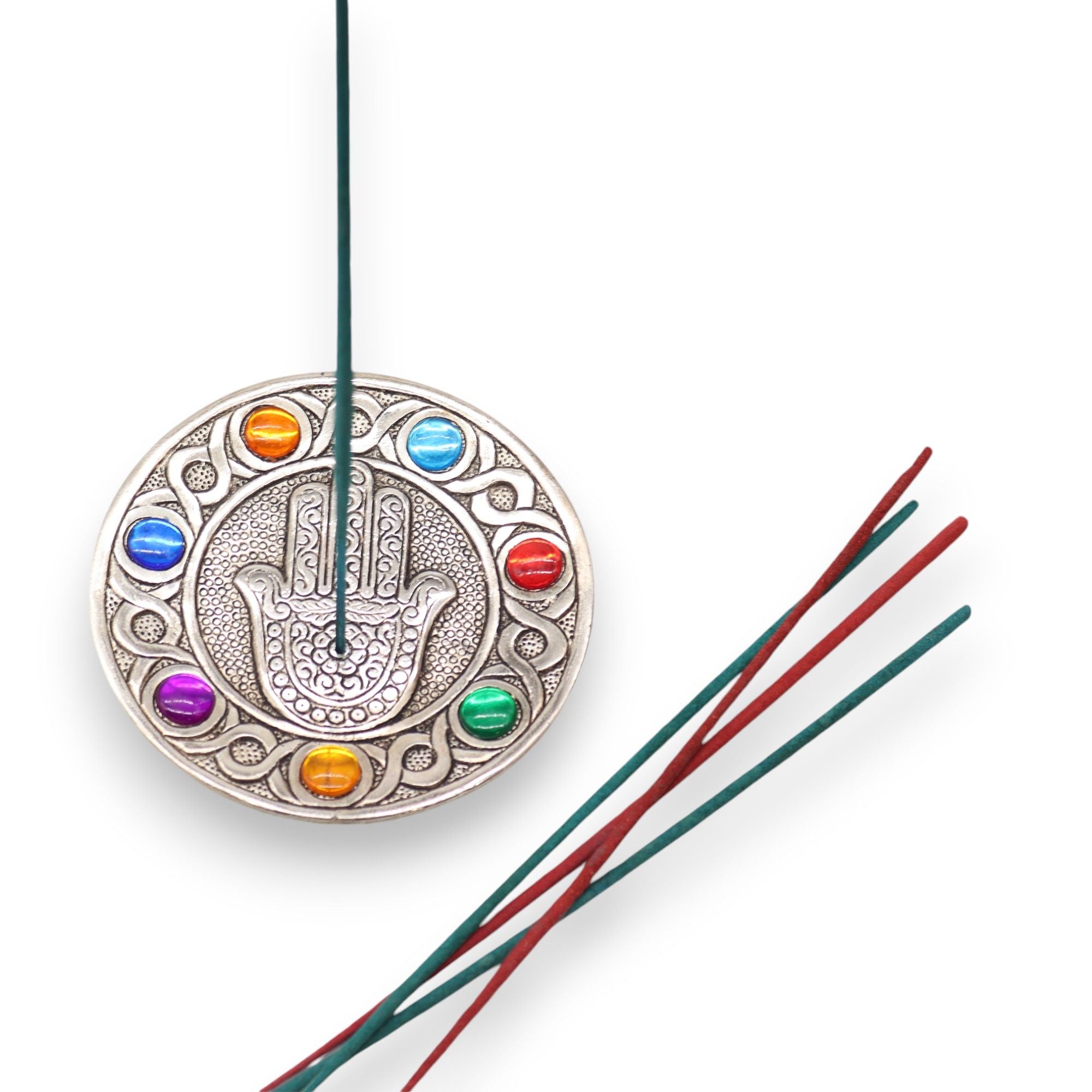 Porte-encens Hamsa 7 Chakras avec bâton d’encens allumé, utilisé pour méditation et purification énergétique.